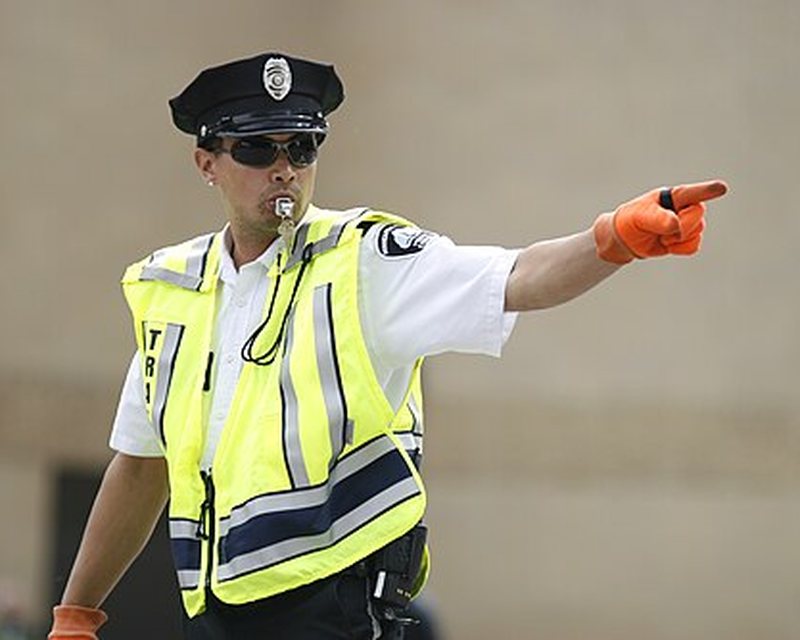 Imagen de la pregunta 6: Señales y órdenes de los agentes