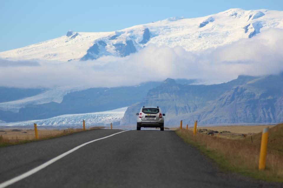 Coche circulando por una carretera de montaña